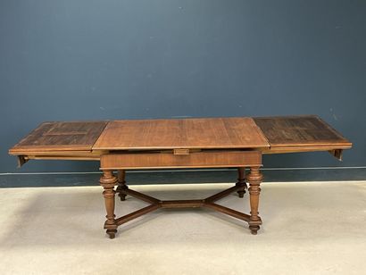 Table en chêne à entretoise, allonges à l'italienne.
Début...