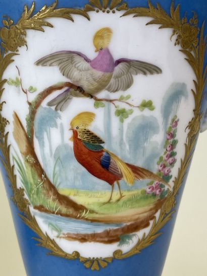 Paire de vases en porcelaine à décor de scènes...