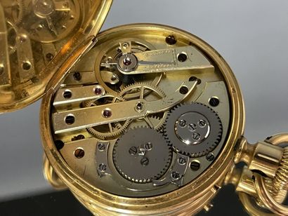 Montre à gousset en or à décor d'armoirie....