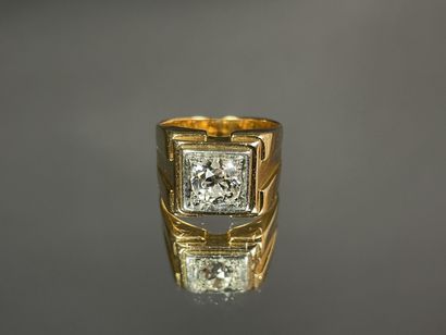 Bague tank en or sertie d'un diamant demi...