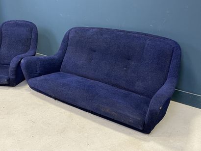 Canapé et fauteuil bleu. 
Travail de tapissier...