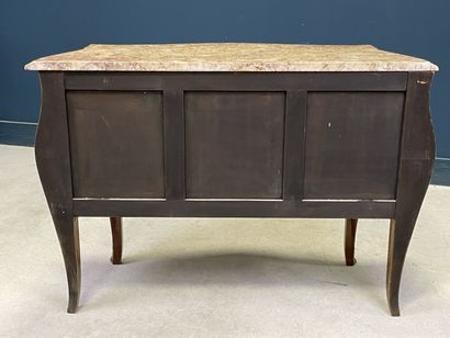 Commode galbée marquetée ouvrant à deux tiroirs.
Style...