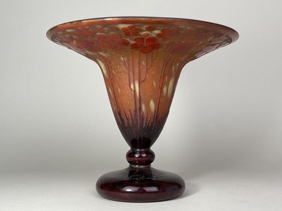 LE VERRE FRANCAIS - 
Vase à col évasé. 
Signé...