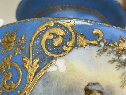Paire de vases en porcelaine à décor de scènes...