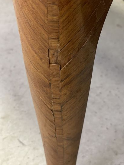 Commode pantalonnière galbée, en frisage...