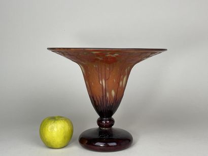 LE VERRE FRANCAIS - 
Vase à col évasé. 
Signé...