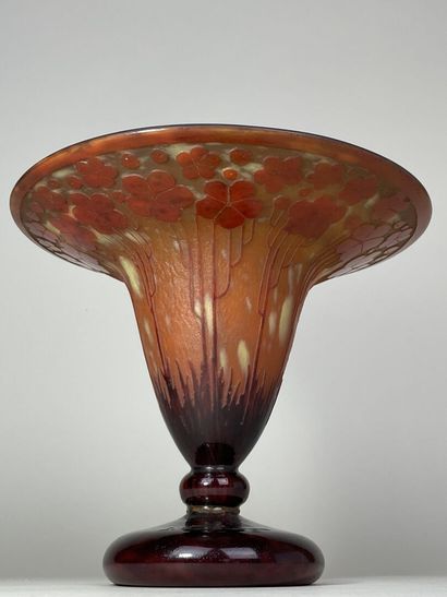 LE VERRE FRANCAIS - 
Vase à col évasé. 
Signé...