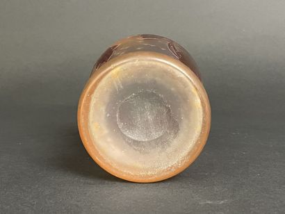 LEGRAS , Vase en verre dégagé à l'acide à...