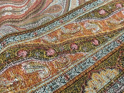 Grand cachemire. 
340 x 160 cm. 
Déchiru...