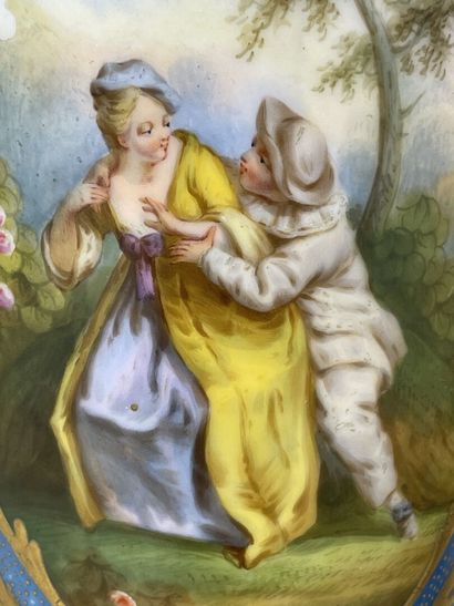 Paire de vases en porcelaine à décor de scènes...