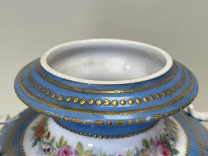 Paire de vases en porcelaine à décor de scènes...