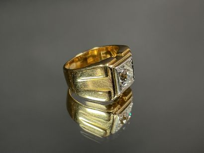 Bague tank en or sertie d'un diamant demi...