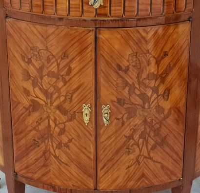 Commode demi-lune marquetée
Style Transition
...