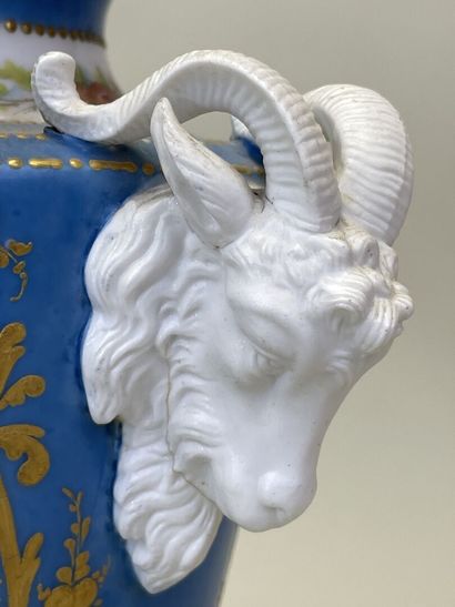 Paire de vases en porcelaine à décor de scènes...