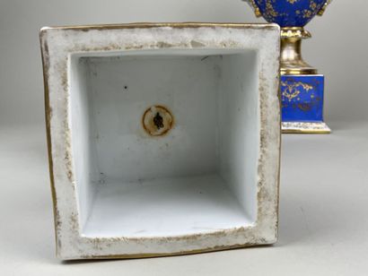Paire de vases sur piédouche sur socle en...