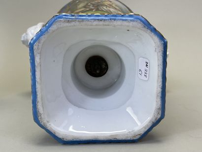 Paire de vases en porcelaine à décor de scènes...