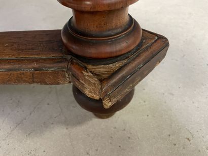 Table en chêne à entretoise, allonges à l'italienne.
Début...
