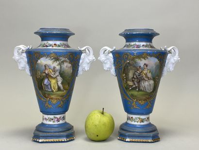 Paire de vases en porcelaine à décor de scènes...