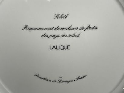 LALIQUE modèle soleil.
Deux plats en porcelaine...