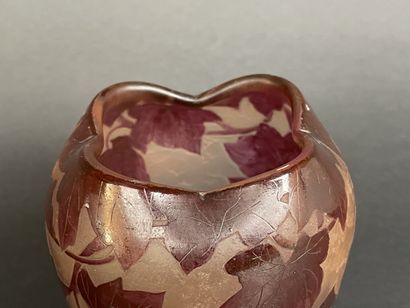 LEGRAS , Vase en verre dégagé à l'acide à...