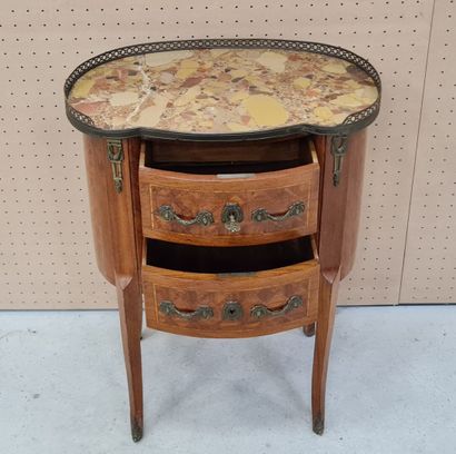 Petite commode marquetée de forme rognon...