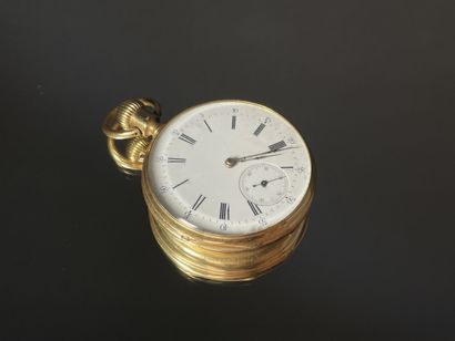 Montre à gousset en or à décor d'armoirie....