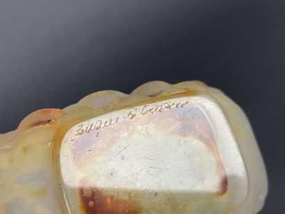 LALIQUE France. 
Flacon en verre moulé et...