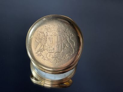 Montre à gousset en or à décor d'armoirie....