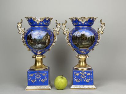 Paire de vases sur piédouche sur socle en...