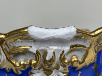 Paire de vases sur piédouche sur socle en...