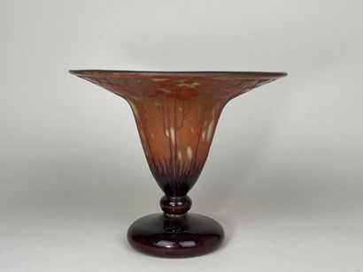 LE VERRE FRANCAIS - 
Vase à col évasé. 
Signé...