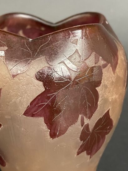 LEGRAS , Vase en verre dégagé à l'acide à...