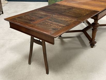 Table en chêne à entretoise, allonges à l'italienne.
Début...