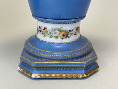 Paire de vases en porcelaine à décor de scènes...