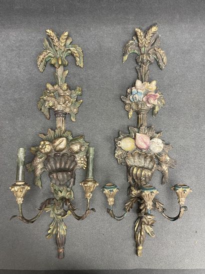 Deux grandes appliques en bois sculpté patiné...