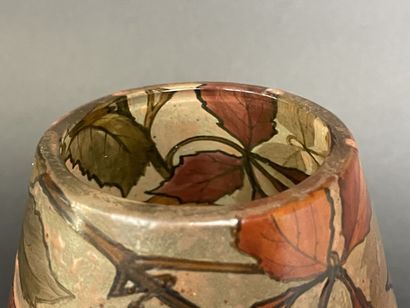 LEGRAS
Vase à décor émaillé de feuilles de...
