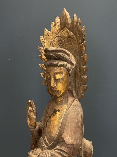 Large statue in partially gilded carved wood.
Chinese...