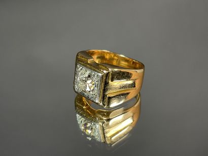 Bague tank en or sertie d'un diamant demi...
