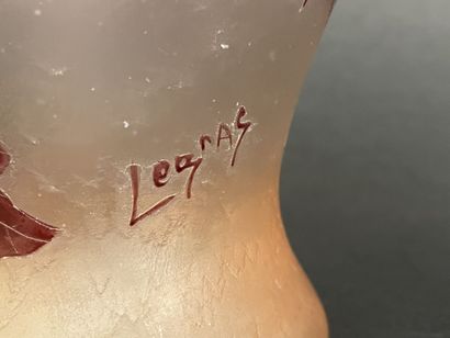 LEGRAS , Vase en verre dégagé à l'acide à...