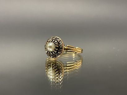 Bague en or , perle de culture et entourage...