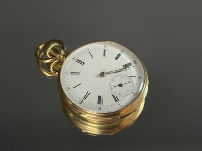 Montre à gousset en or à décor d'armoirie....