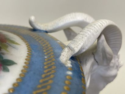 Paire de vases en porcelaine à décor de scènes...