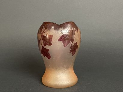 LEGRAS , Vase en verre dégagé à l'acide à...