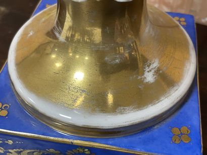 Paire de vases sur piédouche sur socle en...