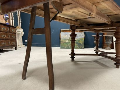Table en chêne à entretoise, allonges à l'italienne.
Début...