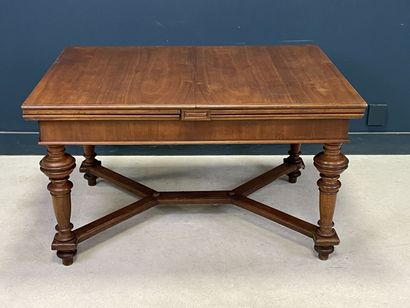 Table en chêne à entretoise, allonges à l'italienne.
Début...