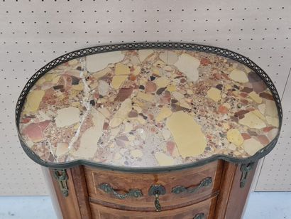 Petite commode marquetée de forme rognon...