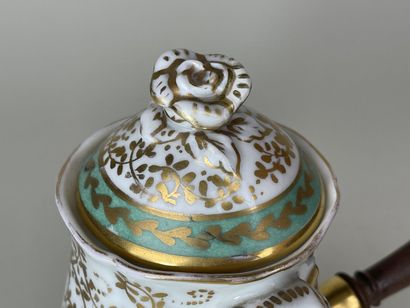 Chocolatière en porcelaine à décor de fleurs,...