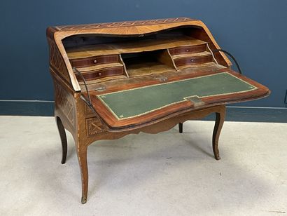 Sloping desk inlaid with lattice work, opening...