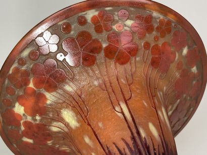 LE VERRE FRANCAIS - 
Vase à col évasé. 
Signé...